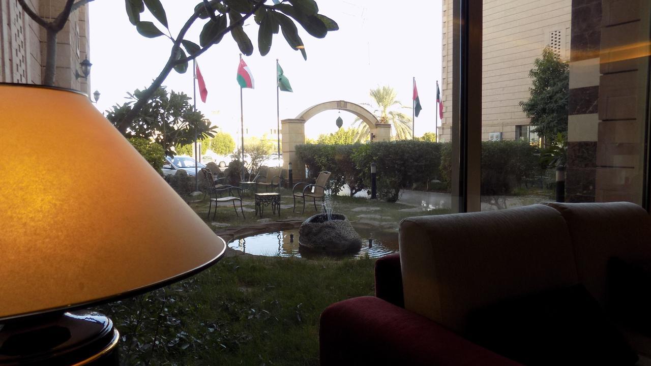 Onizah Hotel Unaizah Buitenkant foto